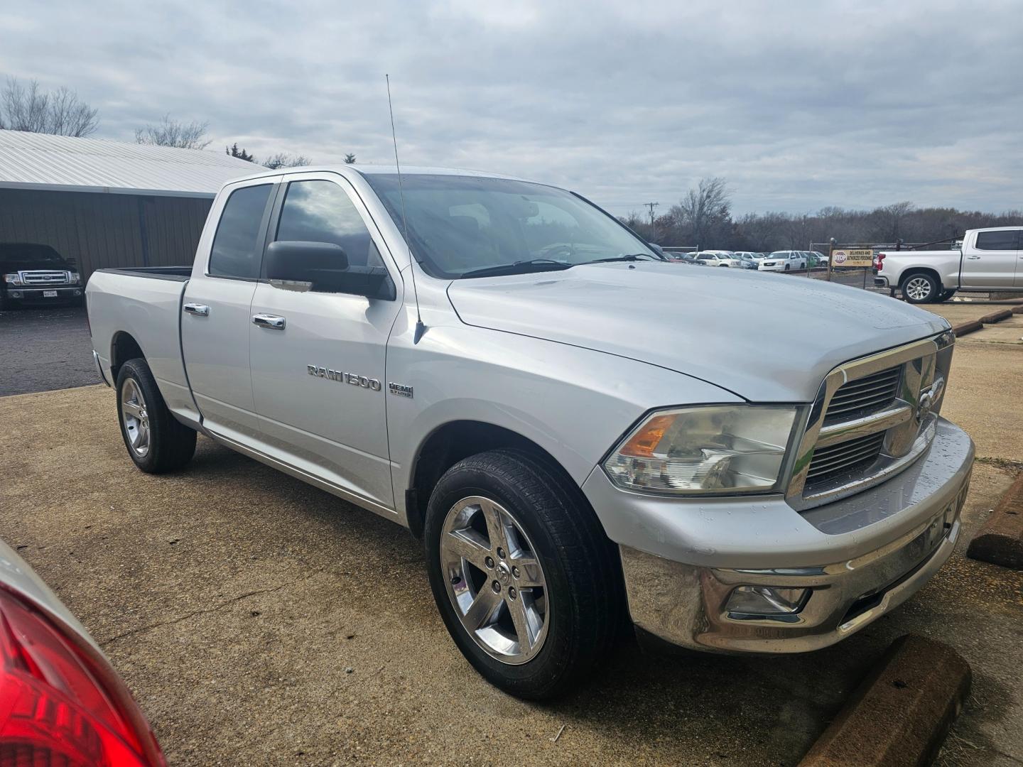 2012 SILVER Dodge Ram 1500 SLT Quad Cab 2WD (1C6RD6GT5CS) with an 5.7L V8 OHV 16V engine, 6-Speed Automatic transmission, located at 533 S Seven Points BLVD, Seven Points, TX, 75143, (430) 255-4030, 32.313999, -96.209351 - Photo#1